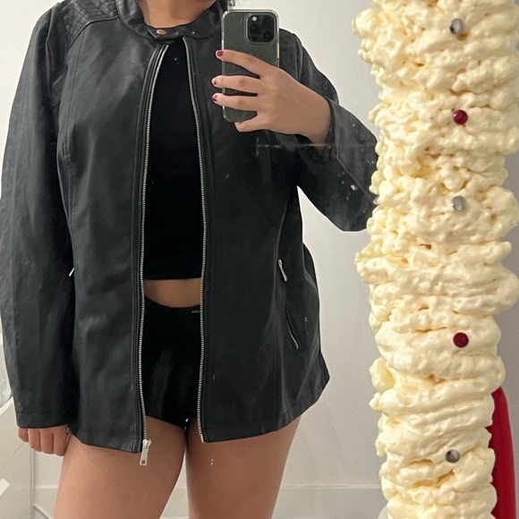 OVER SIZED LEATHER JACKET 🏍️💋 - Picture 2 of 5
